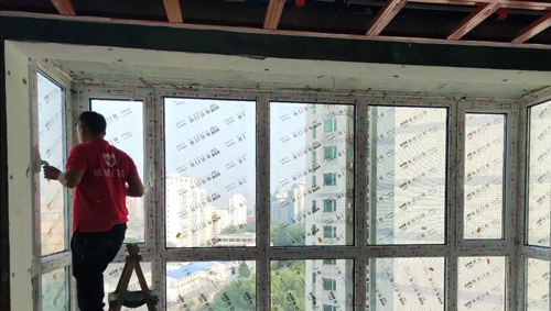 維盾門窗安裝人員正在進行細節(jié)處理